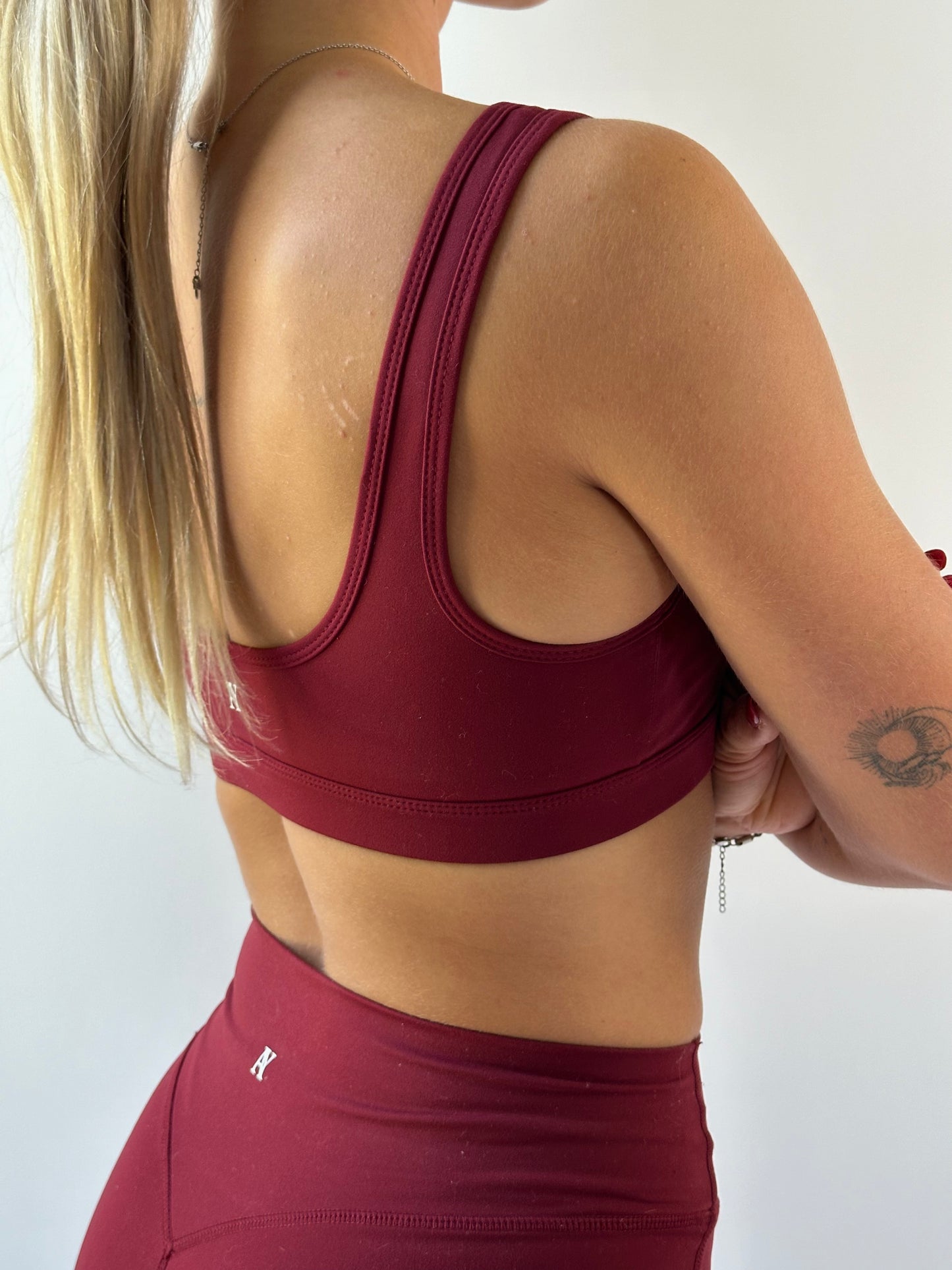 Vue arrière de la brassière de sport, design élégant et ergonomique, assurant liberté de mouvement et confort. Aphrodyte Athletics