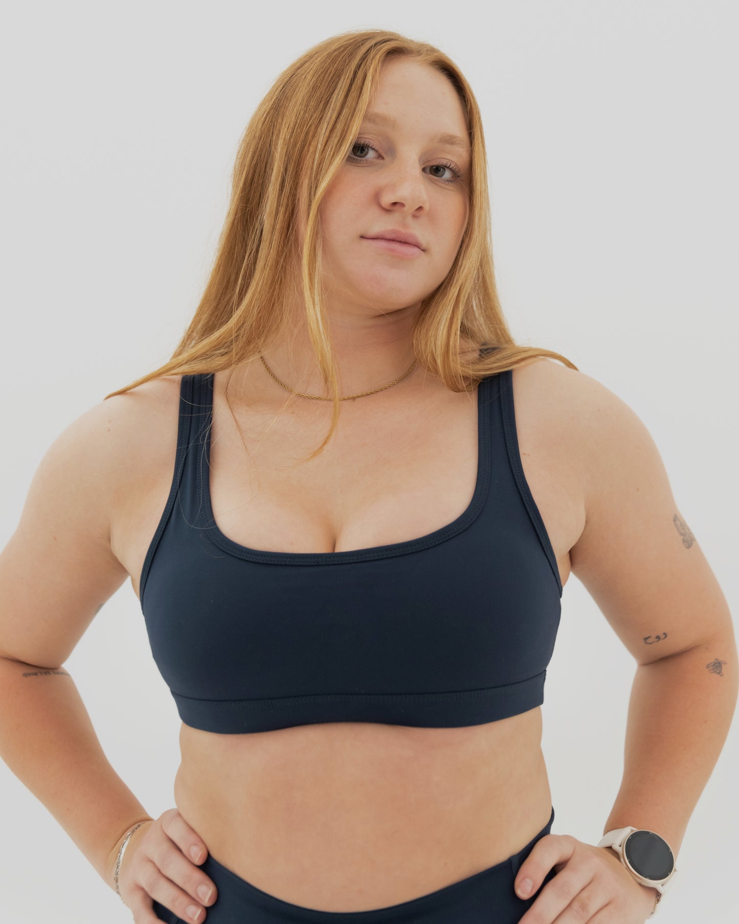 Détail des bretelles renforcées de la brassière de sport aphrodyte, pour un confort durable et un soutien stable, confectionnées au Québec par aphrodite.