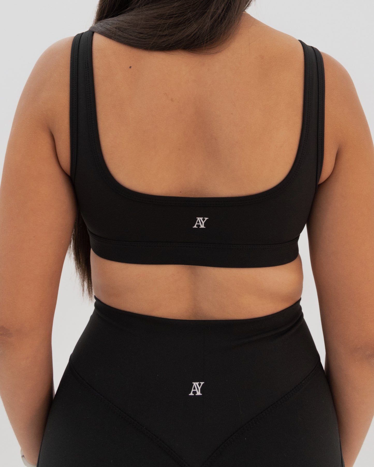 Vue arrière de la brassière de sport, design élégant et ergonomique, assurant liberté de mouvement et confort par aphrodite.