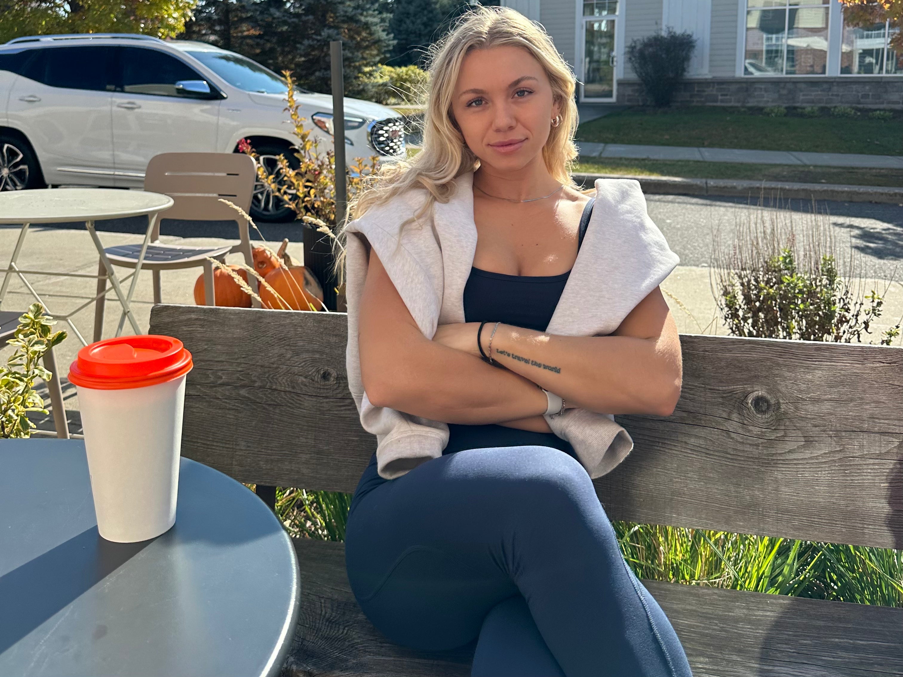 woman gym fit navy leggings