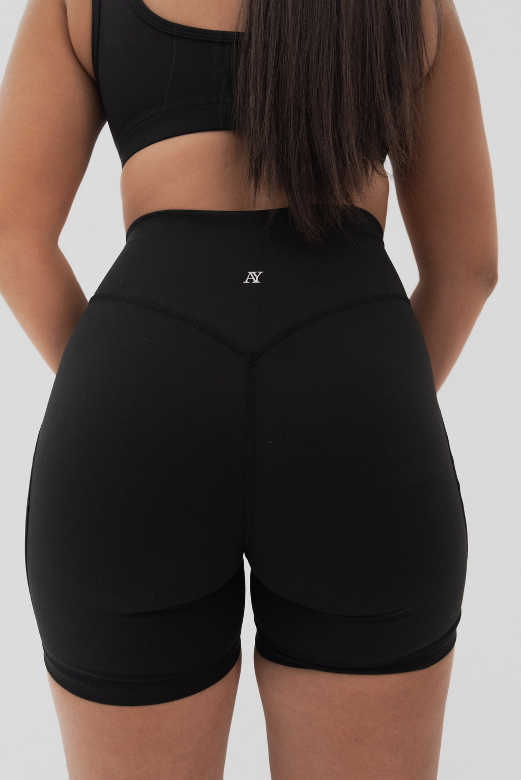 Shorts de sport élégants, fabriqués à la main au Québec par aphrodite, alliant confort exceptionnel et performance, parfaits pour tous vos entraînements.