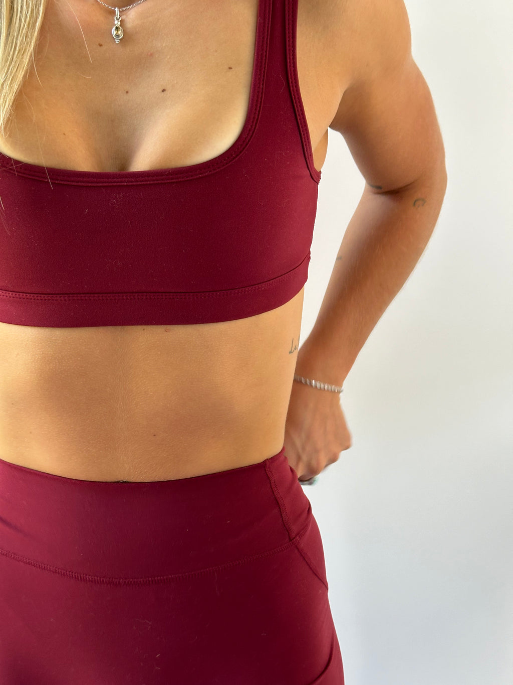 Brassière de sport en pleine action aphrodyte, conçue pour le soutien, la performance et le confort, avec un design artisanal du Québec par aphrodite.