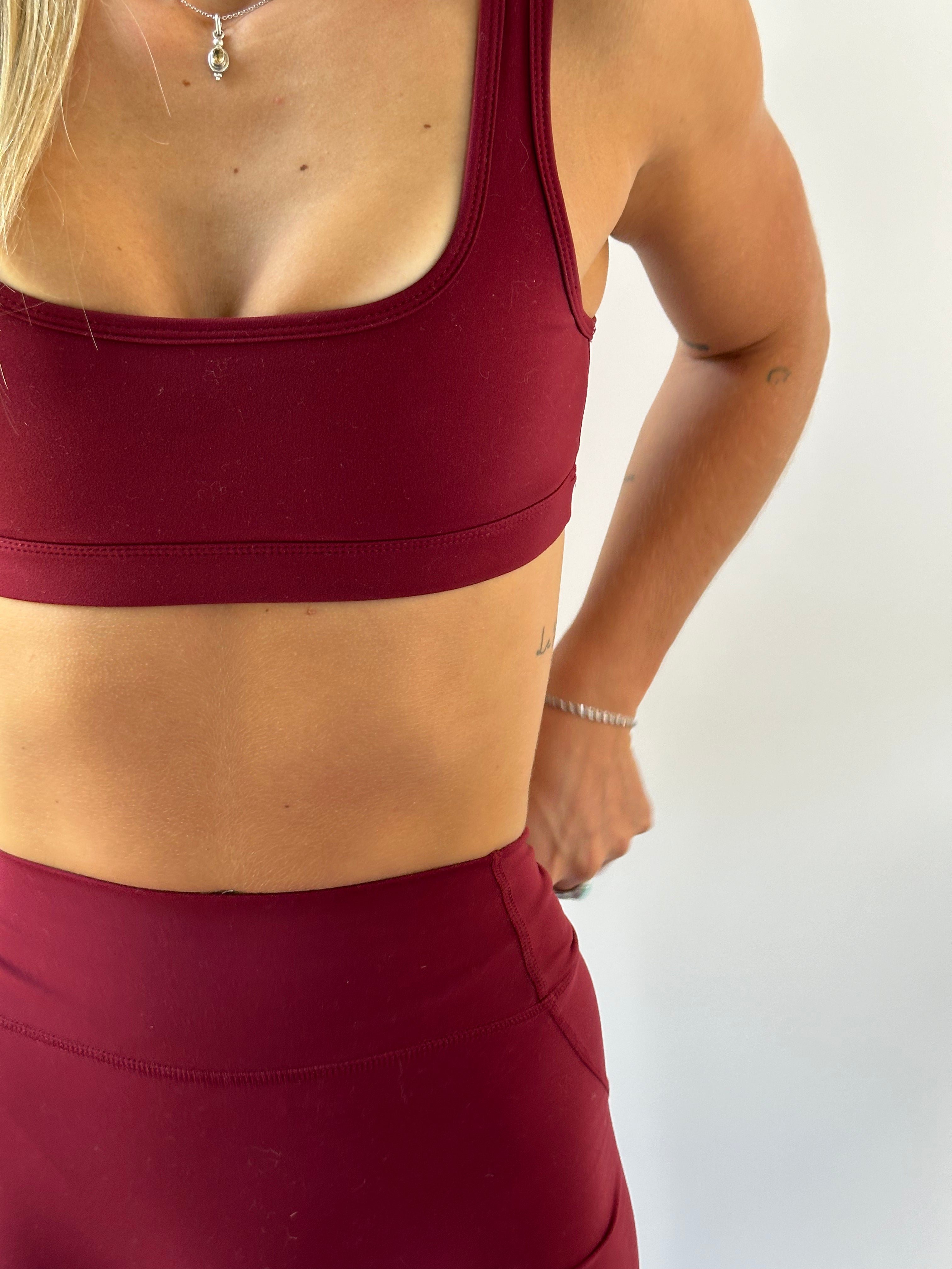 Brassière de sport en pleine action aphrodyte, conçue pour le soutien, la performance et le confort, avec un design artisanal du Québec par aphrodite.