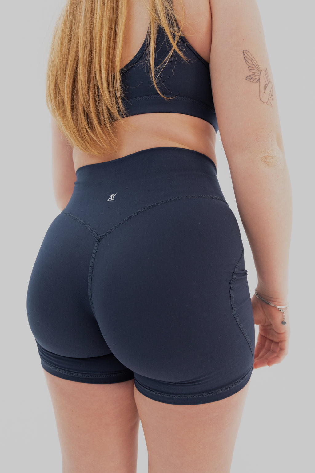 Vue arrière des shorts de sport, avec une finition soignée et une coupe flatteuse, assurant confort et style à chaque mouvement par aphrodite
